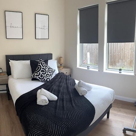 Central - 1 Bed, Cosy Retreat Swindon Eksteriør billede