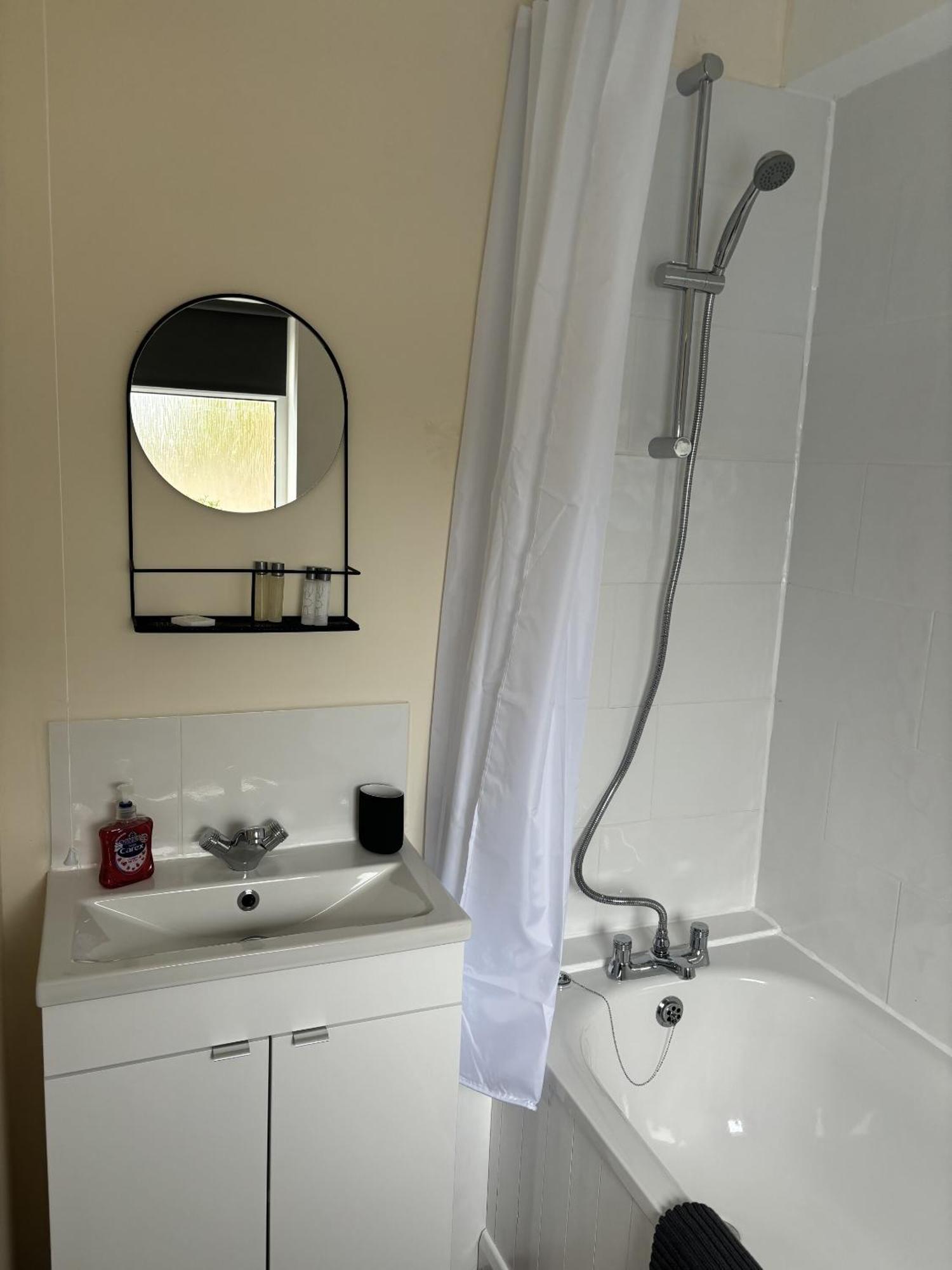 Central - 1 Bed, Cosy Retreat Swindon Eksteriør billede