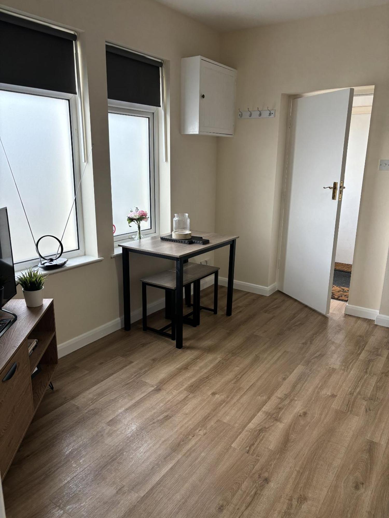 Central - 1 Bed, Cosy Retreat Swindon Eksteriør billede