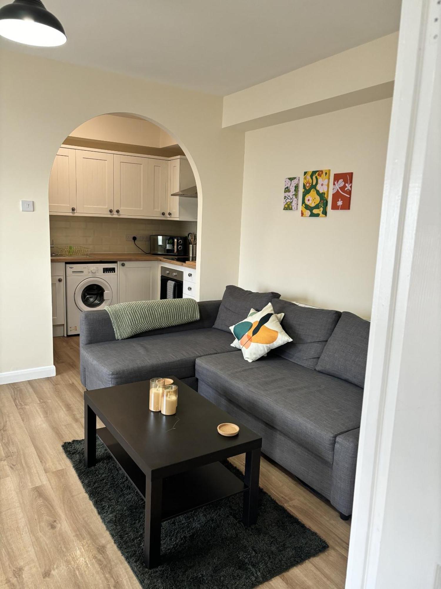 Central - 1 Bed, Cosy Retreat Swindon Eksteriør billede